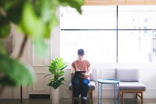 【平和一丁目】≪月給・保障給27万円！≫≪平均退社18:30！≫≪社会保険完備≫≪私服or制服で選択OK≫トリートメントやスパが大人気なので、カットやカラーができない方でも活躍できるサロン！「髪質改善＆トリートメント 美髪クリニック Courbe 道後店（カミシツカイゼンアンドトリートメントビガミクリニッククールブドウゴテン）」からスタイリスト（美容師）の求人☆★