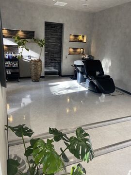 【高槻市駅】≪完全週休2日制≫≪社会保険完備≫≪正社員・パートから選べる！≫1日2,3日の入客でも高単価のため少ない入客人数で稼いでいける！入客チャンスあり！撮影にも力を入れているためクリエイティブに活躍できるサロンです！「.Xian（シアン）」からスタイリスト（美容師）の求人☆★☆