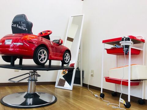 【諸岡】≪残業手当あり≫≪月休7日≫幅広い世代のお客様から大人気！シャンプーはしませんので、手荒れ・腰痛の心配がある方も大歓迎♪プライベートも充実できるカット専門店「Cut Factory 諸岡店（カットファクトリーモロオカテン）」からスタイリスト（美容師・理容師）の求人☆★