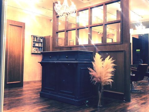 【河内小阪】≪在籍スタッフの報酬は40万円前後≫≪正社員は月給28～30万円≫≪最低保障給あり≫≪入客に心配のない集客力≫業務委託が初めての方でも大歓迎！！自由出勤制度でON OFFメリハリ♪多数の薬剤を取り扱い豊富なメニューで単価アップもしやすい★最新の薬剤をいち早く導入し最新美容を提供するAmeri cher.（アメリシェール）からスタイリスト（美容師）の求人☆★