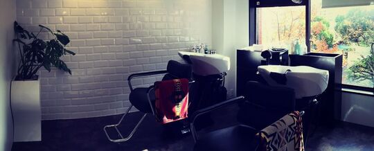 【国体通り】モデルやタレントさんも来店される実力派サロン！！オーナーさんから直接技術を学べるのでドンドン成長出来る環境です♪少人数制ヘアサロン「twice（トゥワイス）」からアシスタント（美容師）の求人☆★