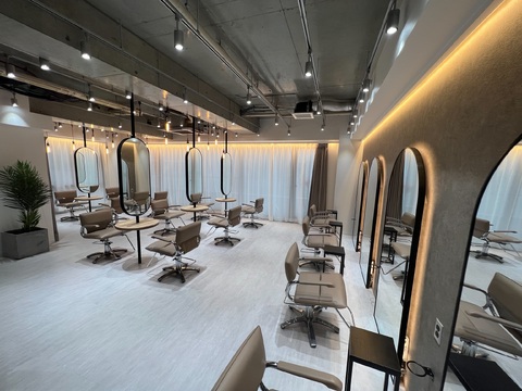 【京都駅】≪スタッフ定着率93％≫≪インボイス会社負担で面倒な手続き不要≫≪単価10000円以上≫≪最低保障給あり≫≪マンツーマンでの入客≫韓国＆艶髪特化サロン！ほとんどのスタッフが顧客0スタートなので、顧客がいない方も安心！高単価サロンのため数をこなさなくても稼いでいける！「Zina 京都駅前（ジーナキョウトエキマエ）」からスタイリスト（美容師）の求人☆★