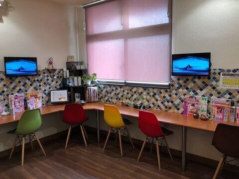 【浜田】≪19時までに退勤可能≫≪GW休みあり≫≪営業中レッスン≫≪頑張り次第で2年でデビュー可能≫≪社会保険完備≫福利厚生が整った環境！ほぼ営業中にレッスンを行い、頑張り次第で早期デビューも可能。スタッフのチームワークが良く、楽しく働けるサロンです「Merry Merry（メリィメリィ）」からアシスタント（美容師）の求人☆★