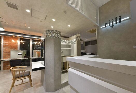 【茶屋町】≪自由出勤制≫≪保障給あり≫≪フリー40％／指名50％還元≫髪質改善・美髪カラーが人気のヘアサロン！完全マンツーマンでお客様に寄り添った対応ができる体制です！「rijii by granze（リジーバイグランジュ）」からスタイリスト（美容師）の求人☆★☆