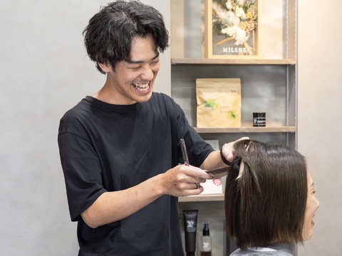 【岡町】≪完全週休2日制／有給休暇あり／土日休みOK／社会保険完備／実働8時間で18時半には退勤可能≫ショート、脱白髪染めが大人女性から大人気！プライベートを大事に働きやすい環境の完全マンツーマンサロン「MILSHE（ミルシェ）」からスタイリスト（美容師）の求人☆★☆