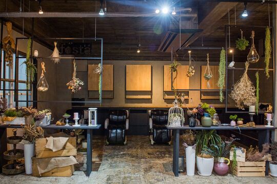 【梅田】≪月8,9日休み&有給休暇あり≫≪社会保険完備≫≪ 最短1年半デビュー≫ 輝き愛される美容師へ成長できる人気ヘアサロン！女性スタッフが多く活躍しているサロン！充実の福利厚生と好条件が整い安心して長く働ける環境です！「fosta 大阪梅田店（ホスタオオサカウメダテン）」からアシスタント（美容師）の求人☆★