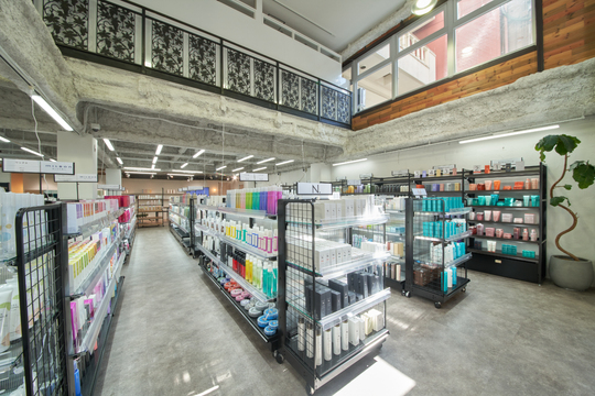 【梅田】≪正社員or委託の募集≫≪髪質改善メニュー多数！≫≪客単価1万円以上≫≪社会保険完備≫≪土日休みもOK≫幅広い薬剤を使用可能で、自分だけのオリジナルメニューを作ることもできます！美容師の地位向上を掲げ、東京の人気店が関西初上陸！「alotta梅田茶屋町（アロッタウメダチャヤマチ）」からスタイリスト（美容師）の求人☆★