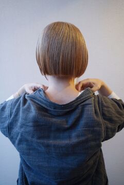 【摂津本山】≪月8〜10日休み≫≪社会保険完備≫≪20時までの退勤OK ≫お店で撮影などもしているので、撮影やアレンジなどが好きな方必見！リピートされる方が多いので歩合でしっかり稼げる！「Rosso associate with hair（ロッソアソシエイトウィズヘアー）」からスタイリスト（美容師）の求人☆☆