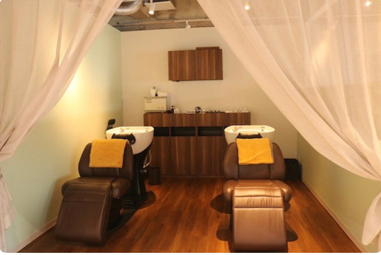 【有田】≪未経験や新卒生も歓迎・月休8～10日・社会保険完備・営業中のレッスンOK≫こだわりのインテリアとお花に囲まれたおしゃれ空間で一緒にお仕事しませんか？地域のお客様に愛されるヘアサロン「mano（マーノ）」からアシスタント（美容師）の求人☆★☆