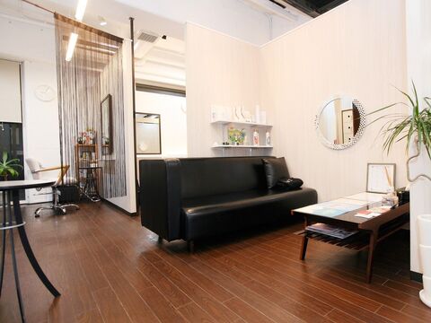 【豊中駅】≪材料費サロン負担≫≪髪質改善に特化≫≪自由出勤制≫≪ヘッドスパがウリ≫≪16時までの退勤OK≫≪土日休みOK≫≪夏季冬季休暇あり≫髪質改善×オーガニックサロン！ライフスタイルに合わせて働き方を選べるので、プライベートを充実させながらしっかり稼げます「natural.f（ナチュラルエフ）」からスタイリスト（美容師）の求人☆★