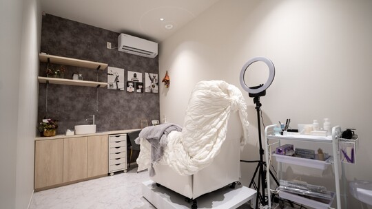 【倉敷駅】≪業務委託・還元率65～80%・マンツーマン接客・個室または半個室≫業務委託が初めての方も安心のサポート環境！今までの経験を活かして活躍できる独立支援型サロン「COCOVI 倉敷駅前店（ココビクラシキエキマエテン）」からスタイリスト（美容師）の求人☆★