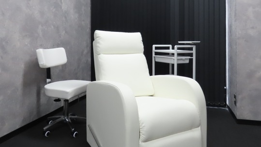 【新宿西口】≪未経験OK≫≪完全週休2日制≫≪土日祝休みOK≫ワークライフバランスを大切にしたい方にオススメのメンズアイブロウ専門店です！「眉毛男子 新宿店（マユゲダンシシンジュクテン）」からアイブロウリストの求人☆☆