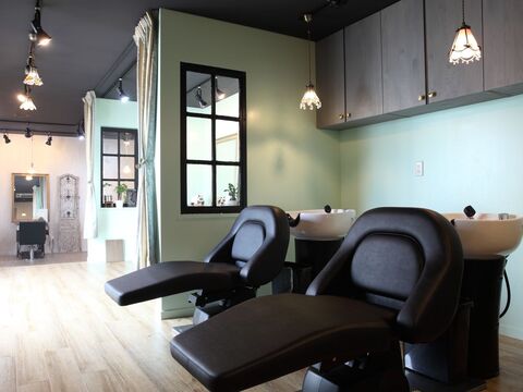 【籠原】≪社会保険完備≫≪完全週休2日制≫≪土日休みOK≫実力派スタイリストが揃う、カフェのようなオシャレなサロン！お休みが多いので、仕事とプライベートにメリハリがつきますよ♪thinc by Rosta（シンクバイロスタ）からスタイリスト（美容師）の求人☆★