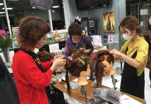 【中間市】≪平均退勤時間18:00・社会保険完備≫月に1回日曜日のお休みアリ！！仕事・プライベートのメリハリを大切にしています！！着付けも学べる地域密着型ヘアサロン「フローレス EIKO（フローレスエイコ）」からアシスタント（美容師）の求人☆★☆