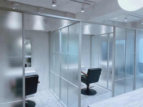 【銀座一丁目】≪産休育休実績あり≫≪最低保障給30～35万円≫≪社会保険完備≫スタッフの7割が女性！産休育休の実績もあり女性の方でも安心して働くことのできる環境です！希望者は着付けやメイクも学ぶことができ、様々なスキルアップが可能です。「HALE（ハレ）」からスタイリスト（美容師）の求人★☆