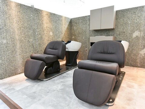 【奈良駅】≪未経験・通信生・新卒生≫≪社会保険完備≫≪完全週休2日制≫≪土日休みOK≫営業時間内のレッスンにも対応し、一人ひとりのペースに合わせて指導します。無理なく着実に技術を身につけられる環境です。「hair terrace M 奈良店（ヘアーテラスエムナラテン）」からアシスタント（美容師）の求人☆★