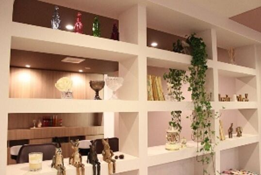 【阪神尼崎】≪入客チャンス大≫新しく入社された方にもどんどん入客してもらいます！平均退社19:30でプライベートも充実♪さらに年１回慰安旅行でハワイや沖縄へ行きます！ワンちゃんのいる癒し系サロン“hair Lyle(ヘアーライル)”からJr.スタイリスト・スタイリストの求人☆★☆