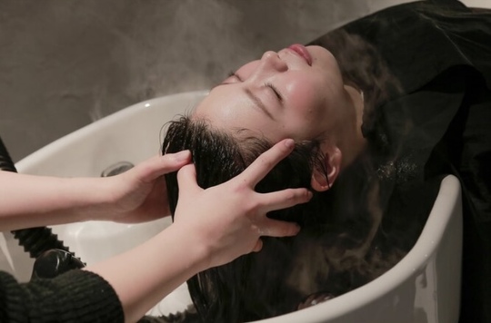 【池袋】≪完全自由出勤制≫≪客層20代メイン≫髪質改善、最新のトレンドスタイルがウリの人気サロン！ママさん美容師の方も働きやすい制度を整えています！「chill（チル）」からスタイリスト（美容師）の求人☆★