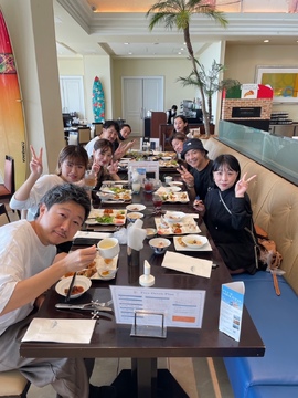 【旧居留地・大丸前】≪社会保険完備≫≪20時頃には退勤可能≫≪月給20万円≫辞める理由がない会社づくりをモットーに、働きやすい環境を整えています。幅広い年齢層の方に愛されるアットホームサロン！「moon jeje (ムーンジェジェ)」からアシスタント（美容師）の求人☆★