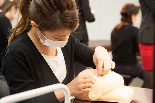 【樟葉】≪完全週休2日≫≪有給休暇あり≫≪社会保険完備≫高い技術力とカウンセリングが人気！未経験の方には明確なカリキュラムを準備しています。長く働ける環境づくりを目指しているサロン「ミニョンアイラッシュデザインサロン くずは店（ミニョンアイラッシュデザインサロンクズハテン）」アイリスト（アイデザイナー・まつげエクステ）の求人☆☆