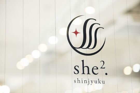 【新宿駅】≪完全週休2日制≫≪マンツーマン接客≫≪土日祝休みOK≫≪最低保証給あり≫≪交通費全額支給≫≪住宅手当あり≫業務委託が初めての方も安心！諸費用会社負担あり・新規入客可能！「she2.shinjuku（シシシンジュク）」からスタイリスト（美容師）の求人☆★