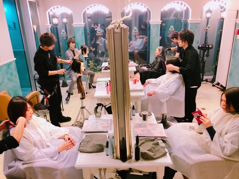 【吉祥寺】◆社会保険完備◆完全週休2日制◆個人集客のノウハウも習得可能！さまざまなキャリアパスを用意！スタイリストとして売上を作る以外の道も多数あります。型にはまらず自分の夢を追いかけて働けます「Lond charme 吉祥寺（ロンドシャルムキチジョウジ）」からスタイリスト（美容師）の求人☆★