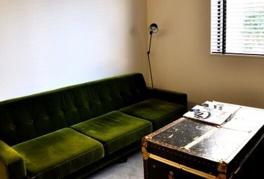 【新金岡】≪完全週休2日≫≪遅くても20時退勤≫≪2年でスタイリストデビュー≫住宅街の中で集客絶好調！海外経験もあるオーナーからカット技術も学べます！子供から大人まで幅広い層に愛されるアットホームなユニセックスサロン「kotobuki1978（コトブキ1978）」から理容師（理容室）の求人☆★