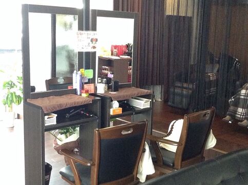 【学園前】◇◆社会保険あり◆◇長く勤めれば勤めるほど、条件UP！ハイキャリアの方でも安心して働ける環境が魅力です♪カラー専門店Lily（リリー）からカラーリスト（美容師）の求人☆★