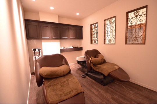 【学芸大学】≪完全週休2日≫≪社会保険完備≫≪実働8時間≫≪スタイリストオンリーサロン≫マンツーマン接客でお客様と丁寧に向き合えるサロン！プライベートと仕事を両立したい方にもオススメ！アグジュアリーな雰囲気で、大人女性に人気のサロン「Acmi（アクミィ）」からスタイリスト（美容師）の求人☆★