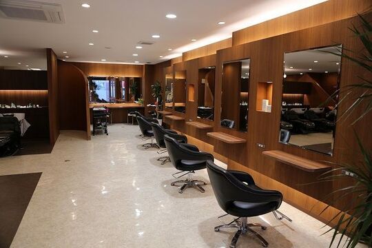 【けやき通り】≪社会保険完備≫長く通われている方も多く幅広い世代のお客様が来店♪サロンワークを中心とし、日々の実践で技術を高めていく「 Hair Salon OKi（ヘア サロン オキ）」からスタイリスト（美容師）の求人☆☆