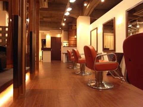 【阪急高槻市駅】≪社会保険完備≫≪新卒生は2年以内、中途アシスタントは1年以内デビューOK≫≪平日は19時台、土日は18時台退勤OK・年間休日120日≫週1日のレッスンで効率よく技術習得が可能！メリハリをつけて仕事もプライベートも充実できる環境！「afic lima（アフィックリマ）」からアシスタント（美容師）の求人☆☆