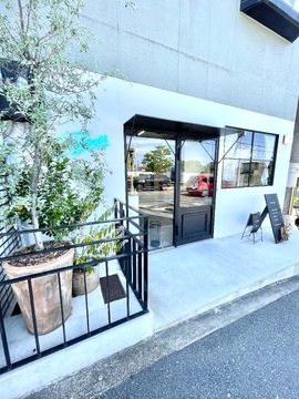 【JR吹田駅】≪最短2年でスタイリストデビューが目指せる≫≪営業時間内レッスン可能≫≪インナーカラー、ハイライトカラーが人気≫≪客単価1万円≫≪客層30代がメイン≫ブリーチ技術抜群！ショートヘアのオーダーも多くカット技術もしっかりと学ぶことができます！「FLANER（フラネ）」からアシスタント（美容師）の求人☆★