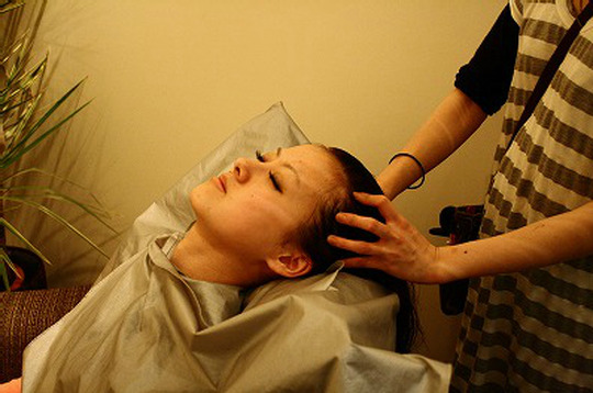 【川西】≪月給25万円＋歩合給≫《完全週休2日制》≪土日休み相談OK≫正社員でも週休2〜3日制や時短勤務など相談可能です♪地域密着型サロン“Supris hair(サプリスヘアー)”からスタイリスト（美容師）の求人です★☆