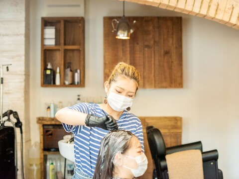 【上大岡】≪完全週休2日制・フレックスタイム制・社会保険完備≫選べる雇用形態で、最大65％の歩合率！今の環境でくすぶっている方、漠然と将来が不安な方もご安心ください！スタイリストとしてもう一つステップアップできる安心の待遇があります！「Flor 上大岡（フロールカミオオオカ）」からスタイリスト（美容師）の求人★☆