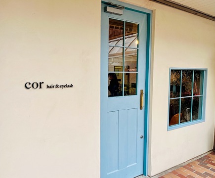 【和泉府中】≪日曜休みあり≫≪19時退勤可≫≪引っ越しサポート最大10万円≫メリハリレッスン、日曜休みでプライベートも充実！若いスタッフさんが活躍、外国人風カラーなどお客さんも若いサロン！アイラッシュも提供する「cor（コル）」からアシスタント（美容師）の求人☆★