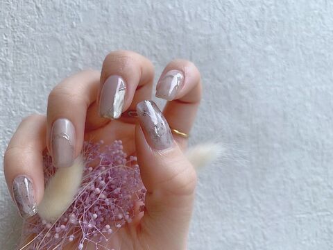 【千里中央】≪日曜定休≫≪社会保険完備≫≪19時まで勤務≫大人可愛いネイルサロン地域密着型でアットホームだから、女性が働きやすい雰囲気です！デザインアートを幅広く取り入れ、お洒落なお客様から大人気のサロン「PLUMERIA 千里中央店（プルメリアセンリチュウオウテン）」からネイリスト（ネイル）の求人★☆