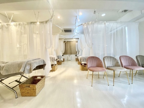 【梅田】≪土日の固定休OK・社会保険完備・入社6ヵ月後はフレックスタイムあり!有給休暇あり!≫「プライベートもお給料も妥協したくない!」そんな方にお勧めのサロンBecky（ベッキー）″「プライベートもお給料も妥協したくない!!」アイリスト（アイデザイナー・まつげエクステ）の求人☆☆