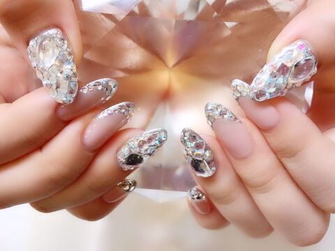 【銀座】◆土日休みOK！・社会保険完備◆段階的に教えていくので、未経験でも無理なくスキルアップできます。土日のお休みも取得可能！口コミ評価が高く幅広い年齢層に人気のサロンnail ＆ eyelash Bounail 銀座店（ネイルアンドアイラッシュボネールギンザテン）からネイリストの（ネイル）求人☆☆