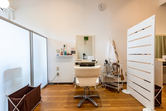 【阪神岩屋】≪社会保険完備≫≪月給28万円以上≫≪月7～10日休み≫≪時短勤務相談OK≫カットは1650円！一生懸命身につけた技術とお客様への思い、このサロンで形にしていきましょう！丁寧な接客と技術ができるかっと専門店「Cut Room 灘店（カットルームナダテン）」からスタイリスト（美容師）の求人☆★