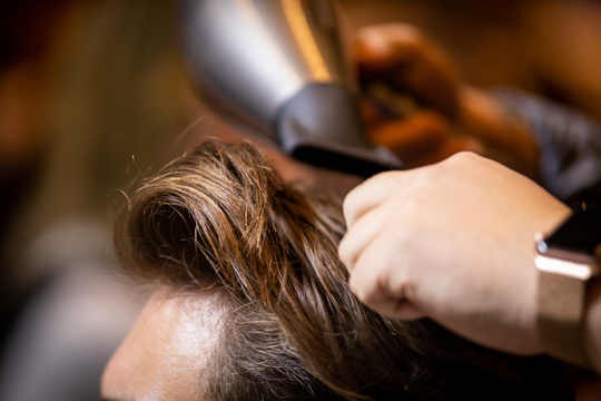 【浜町アーケード駅】≪月給28万円スタート・総支給45万円の支給実績あり・完全週休二日制・社会保険完備・営業時間20時まで≫高待遇のため生涯美容師として活躍できる環境！社内独立支援制度もありキャリアアップできるメンズサロンがスタッフ大募集！「MEN'S SALON BOLT（メンズサロンボルト）」からスタイリスト（美容師・理容師）の求人☆★