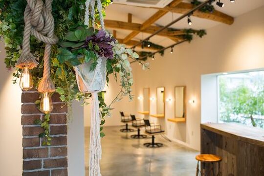 【永犬丸】≪月給23万円〜・社会保険完備・第3日曜日休≫キャリアも家庭も、自分らしい働き方をJannaで叶えましょう！高い歩合の還元率＋働きやすい条件があるので長くお仕事できる環境が揃っています♪オシャレでかわいいヘアサロン「Janna（ジャンナ）」からスタイリスト（美容師）の求人☆★