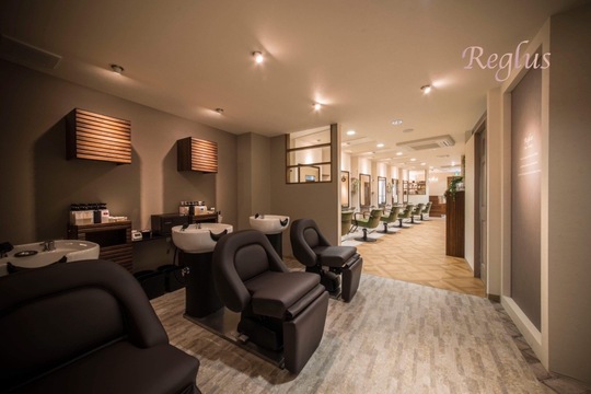 【西新駅】≪社保完備・働き方が選べる・平均退勤時間（平日）18:30頃（日）17:15頃・時短社員制度あり≫時短社員＆パート大歓迎！家族優先の美容師さん、フルタイム勤務どちらも歓迎！自分専用のクーポンも作成可能！！早回しでなくお客様としっかり関わりパートナーを目指す「Reglus hair design 西新店（レグルスヘアデザインニシジンテン）」からスタイリスト（美容師）の求人☆★