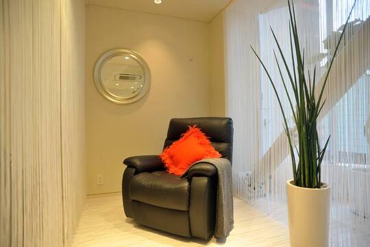 【横浜駅】未経験でも基本給27万円！◆髪色ネイル自由・土日の希望休OK・実働8時間◆圧倒的な技術力で支持されるサロンです！未経験でもプロのアイブロウリストを目指せます。回転重視ではなく、お客様との関わりをしっかり持ち、満足度の高い技術提供が可能！「plus eight 横浜西口店（プラスエイトヨコハマニシグチテン）」からアイブロウリストの求人☆☆