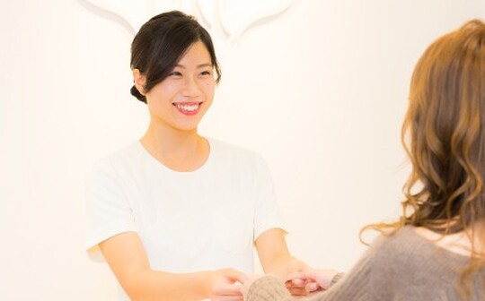 【ららぽーと湘南平塚】≪未経験OK≫≪経験者前職給与保証≫≪完全週休2日制＆有給取得100％≫≪社会保険完備≫≪産休育休取得実績あり≫≪頭皮ケア・育毛ケア専門スタッフも募集≫福利厚生も充実！全国展開している人気エステサロン！「クリニカルエステ イーズ ららぽーと湘南平塚店（クリニカルエステイーズララポートショウナンヒラツカテン）」からエステティシャンの求人☆☆