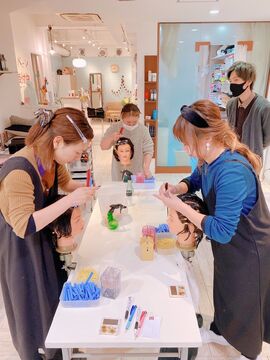 【逆瀬川】≪月8,9日休み≫≪日曜休み月2日あり≫≪社会保険完備≫≪月給23万円スタート≫オーナーさんもスタッフさんも楽しい方ばかりです!!これでもかと言うくらい好条件がイッパイのアットホームサロン「HAIR MAKE POUSSE（ヘアーメイクプウス）」からスタイリスト（美容師）の求人☆★☆