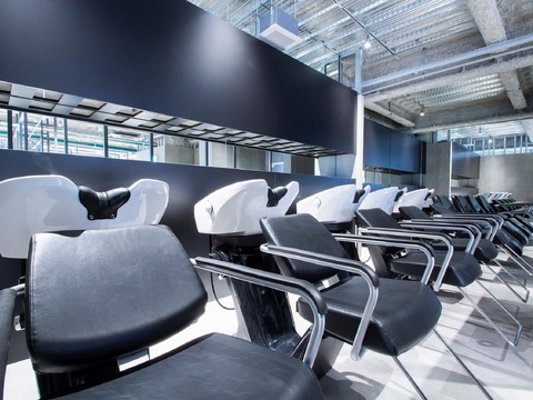 【八王子駅】◆最低保障給あり・撮影ブース完備◆業界屈指！抜群の集客力でたくさんのお客様を担当できます！ITを駆使し、業界をリードするブランド発信サロン「IT by ALBUM 八王子店（アイティーバイアルバムハチオウジテン）」からスタイリスト（美容師）の求人☆★