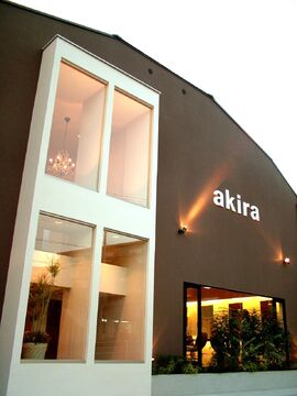 【名谷】≪社会保険完備≫≪18時半完全退社！≫美容師のライフスタイルをもっと自由に！≪2種類の勤務体制を選択可能≫≪ママパパが働きやすい環境≫遅くまで残る事なく、プライベートも重視できるアットホームなサロン！しっかり技術を学びたい方にピッタリのサロンです！「akira 名谷店（アキラミョウダニテン）」からアシスタント（美容師）の求人☆★