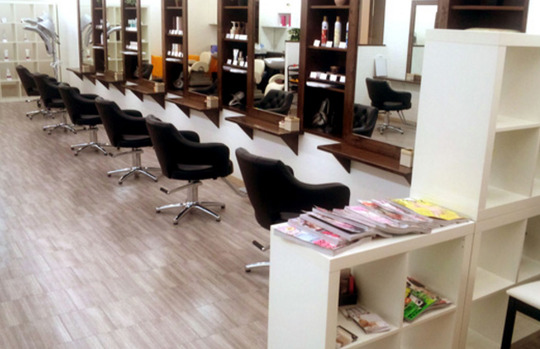 【藤森】≪3ヶ月に1度ボーナスあり≫店舗展開するファミリー層に人気のヘアサロン！少人数制で地域密着&楽しくノビノビ働ける環境！独立支援あり！hairs BERRY 藤森店（ヘアーズベリーフジノモリテン）からスタイリスト（美容師）の求人★☆