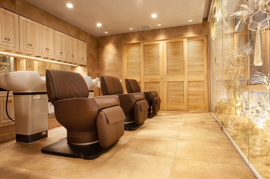 【国立】≪社会保険完備≫≪20時までに退勤可能≫≪早番遅番を選択可能≫≪月2回までの土日休み取得可能≫≪独立支援あり≫≪ママさんスタイリストさんの応募歓迎≫しっかり稼いで休みも取れるので仕事とプライベートのメリハリをつけやすい環境のサロンです。「olelo国立（オレロクニタチ）」からスタイリスト（美容師）の求人★☆