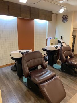 【東加古川】≪20時頃には退勤可能≫≪営業時間内レッスンも可能≫≪入客チャンス大≫人気のハイトーンカラーや、メンズのフェードカットなど流行りの技術が学べるプライベートサロン！少人数で働きやすさ抜群！「en clair（アンクレール）」からアシスタント（美容師）の求人★☆